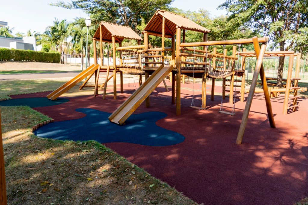 Parque infantil AS uso público comercial